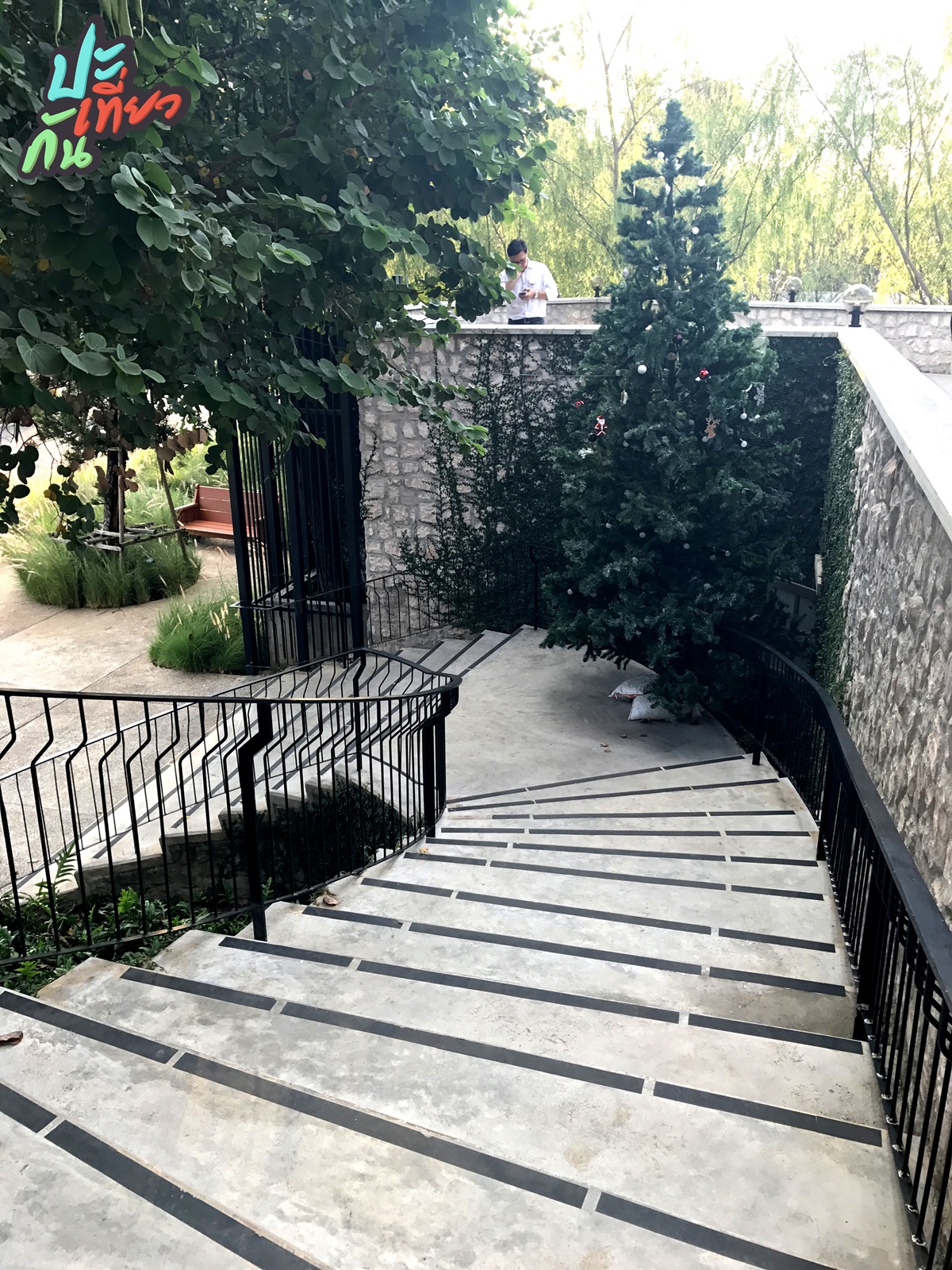 ทางขึ้นร้าน THE CASTLE RESTAURANT
