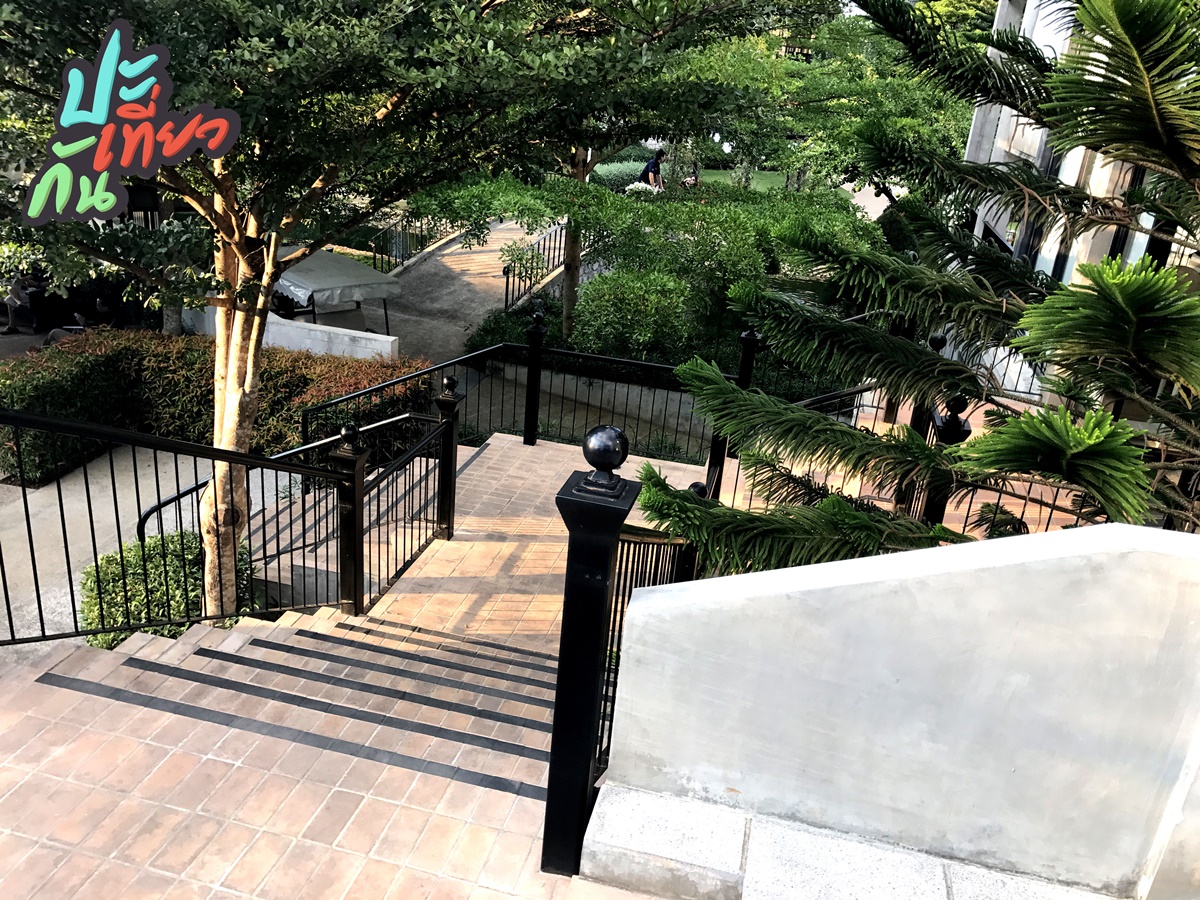 ทางขึ้นร้าน THE CASTLE RESTAURANT