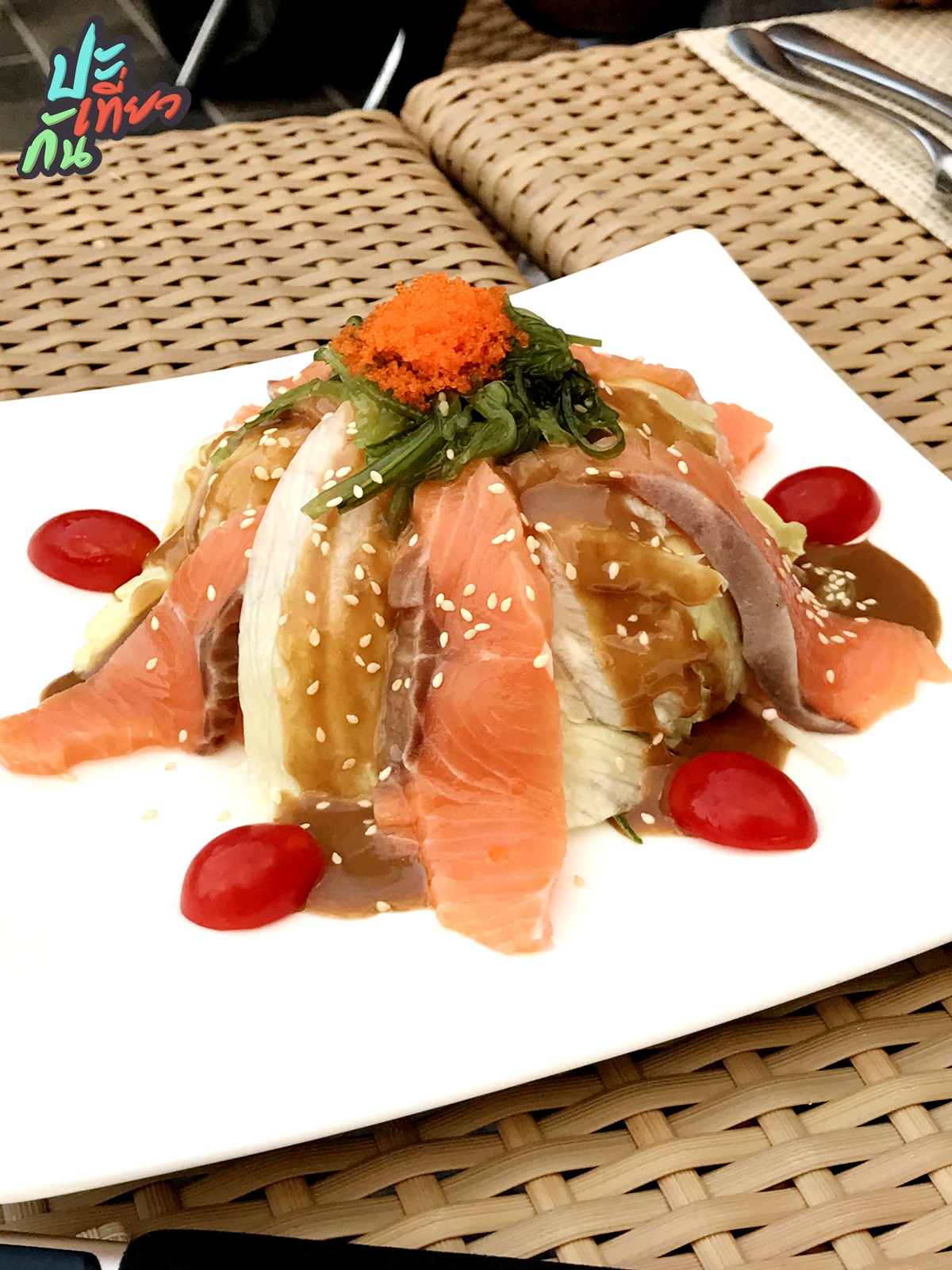 สลัดแซลมอนซอสญี่ปุ่น THE CASTLE RESTAURANT