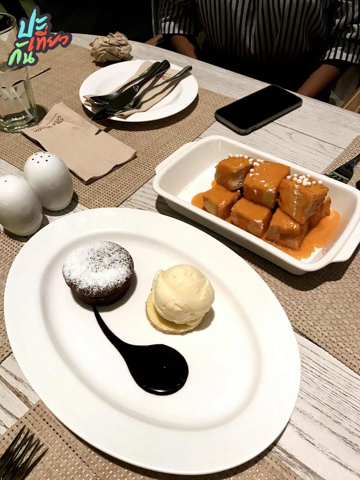 Crispy Toast with Thai Tea Sauce และ ช็อกโกเลท ลาวา THE CASTLE RESTAURANT