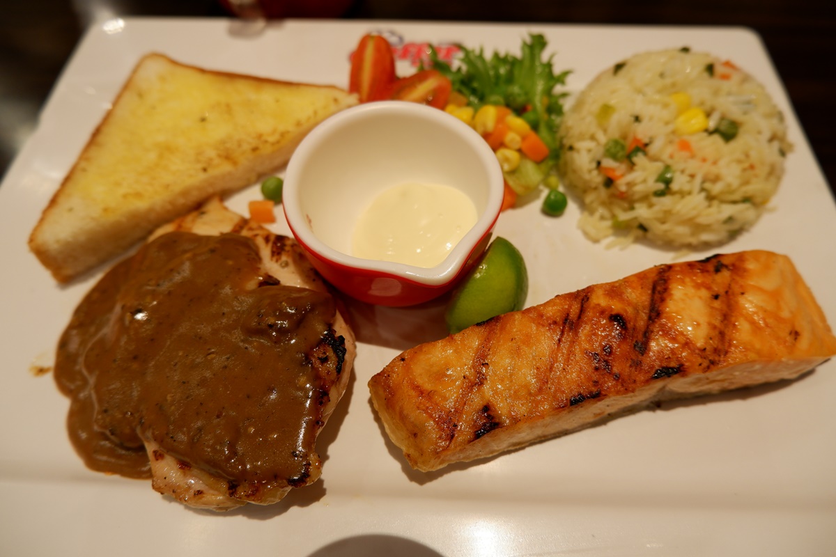 สเต็กปลาแซลมอนกับสเต็กไก่ พร้อมข้าวผัด และเครื่องเคียงอื่น ร้าน Jeffer