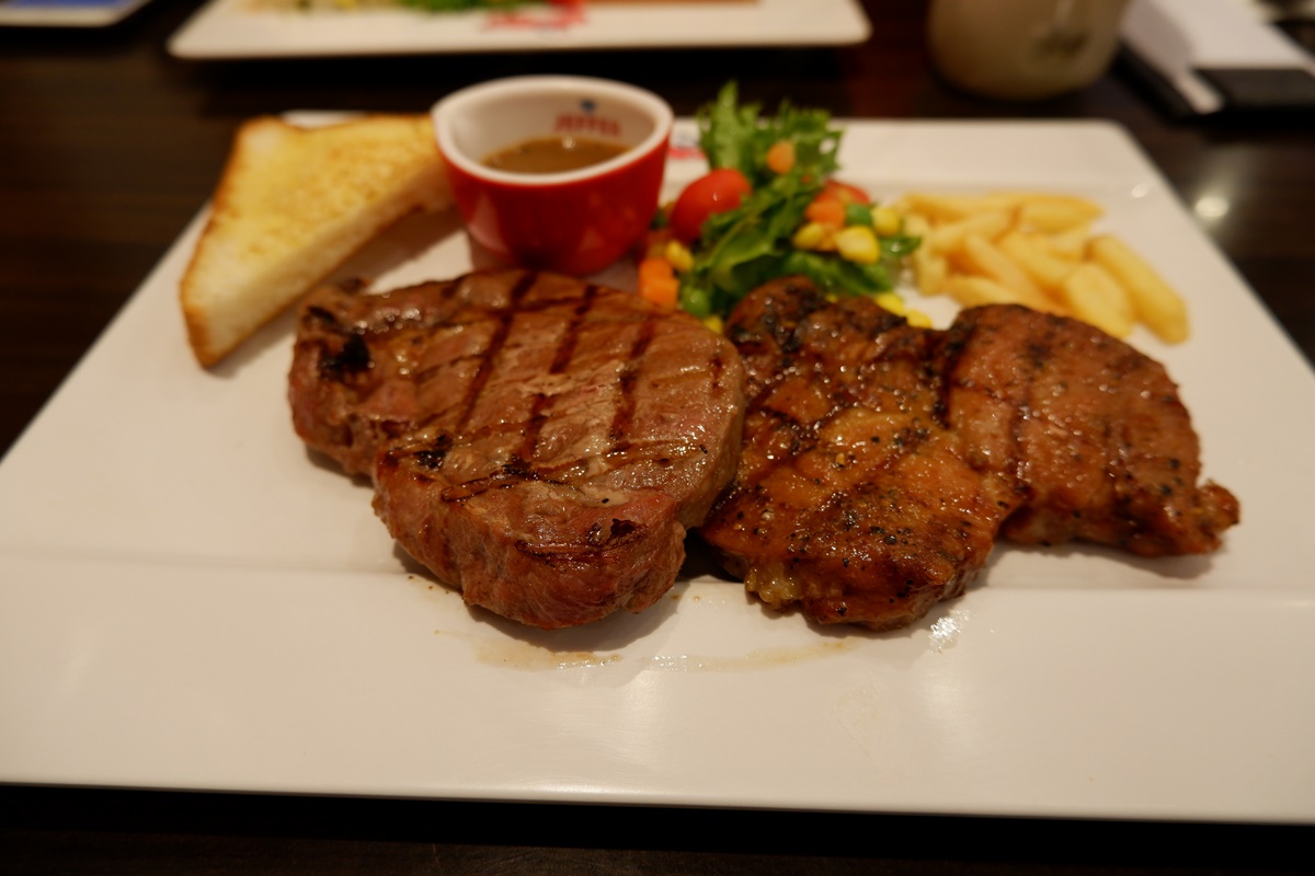 สเต็กเนื้อบดและสเต็กเนื้อหมู ร้าน Jeffer