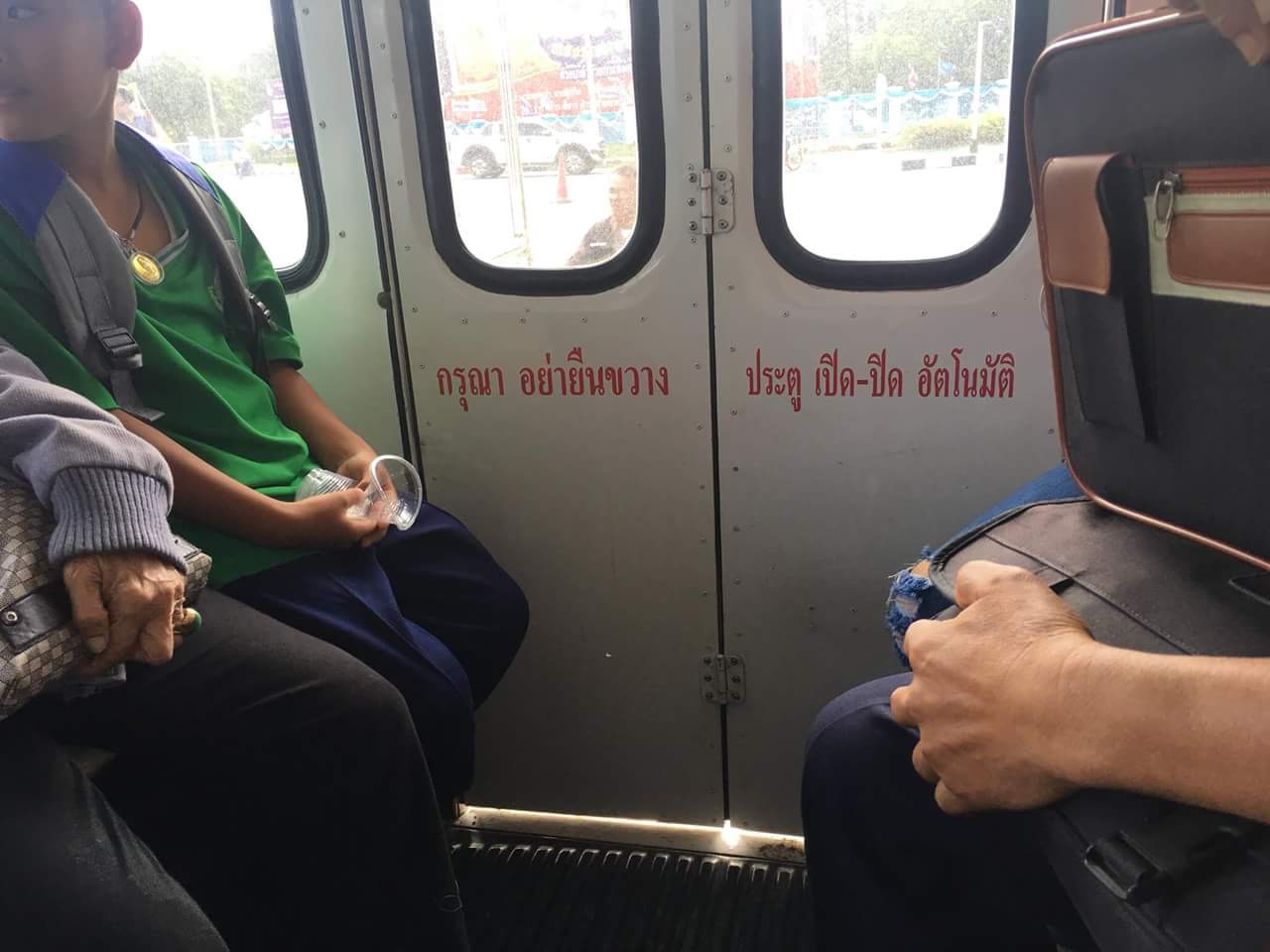 ประตูทางขึ้น รถสองแถวปรับอากาศ