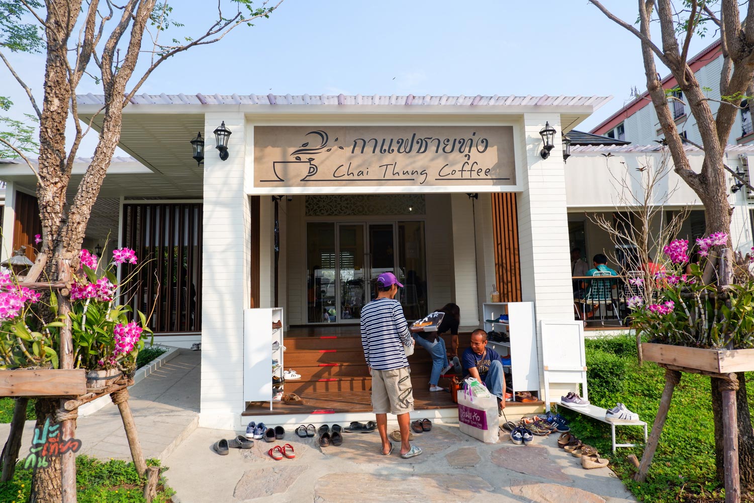 ด้านหน้า ร้านกาแฟชายทุ่ง