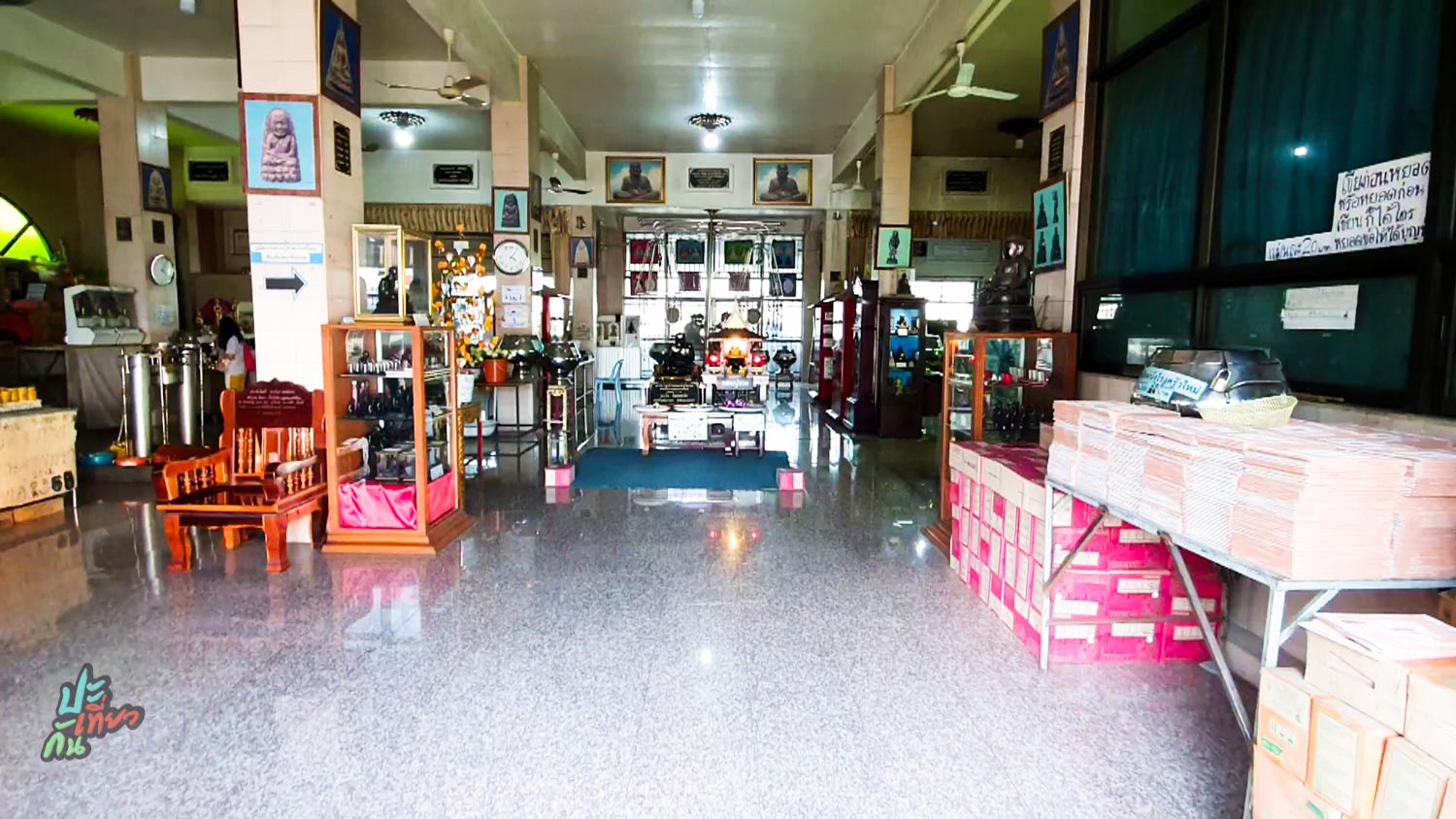 ด้านในอาตารหลวงปู่ทวด