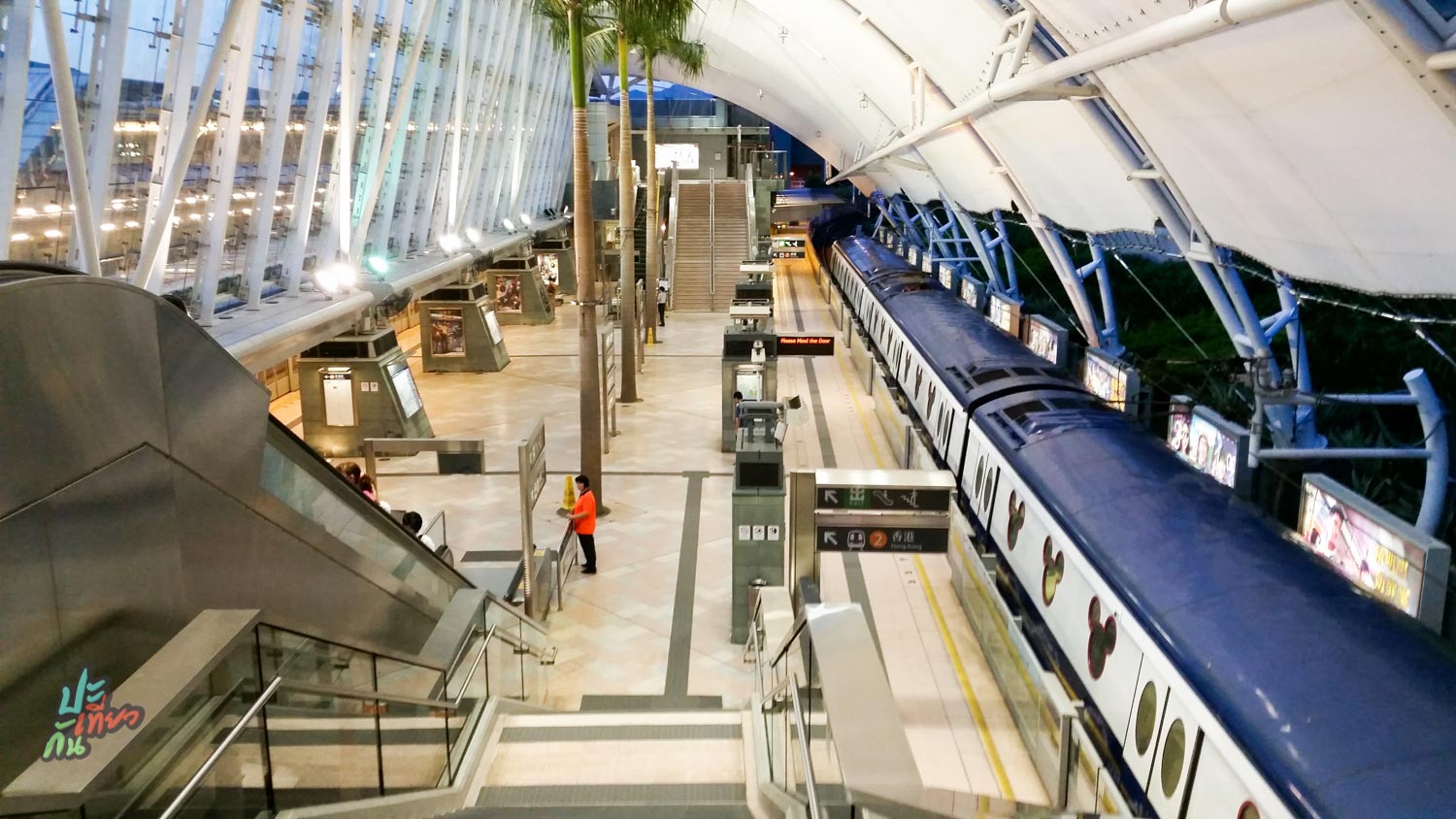 ชานชลาสถานีรถไฟฟ้าดิสนีย์แลนด์รีสอร์ท