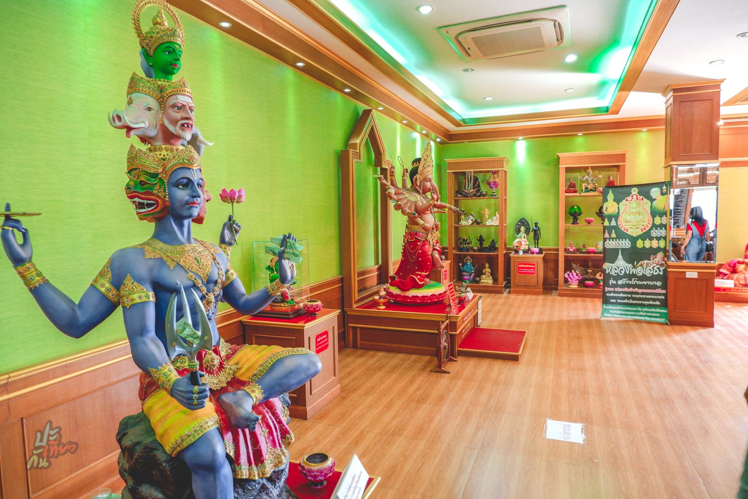 ภายในห้องจัดแสดงใต้ฐานของพระพรหม