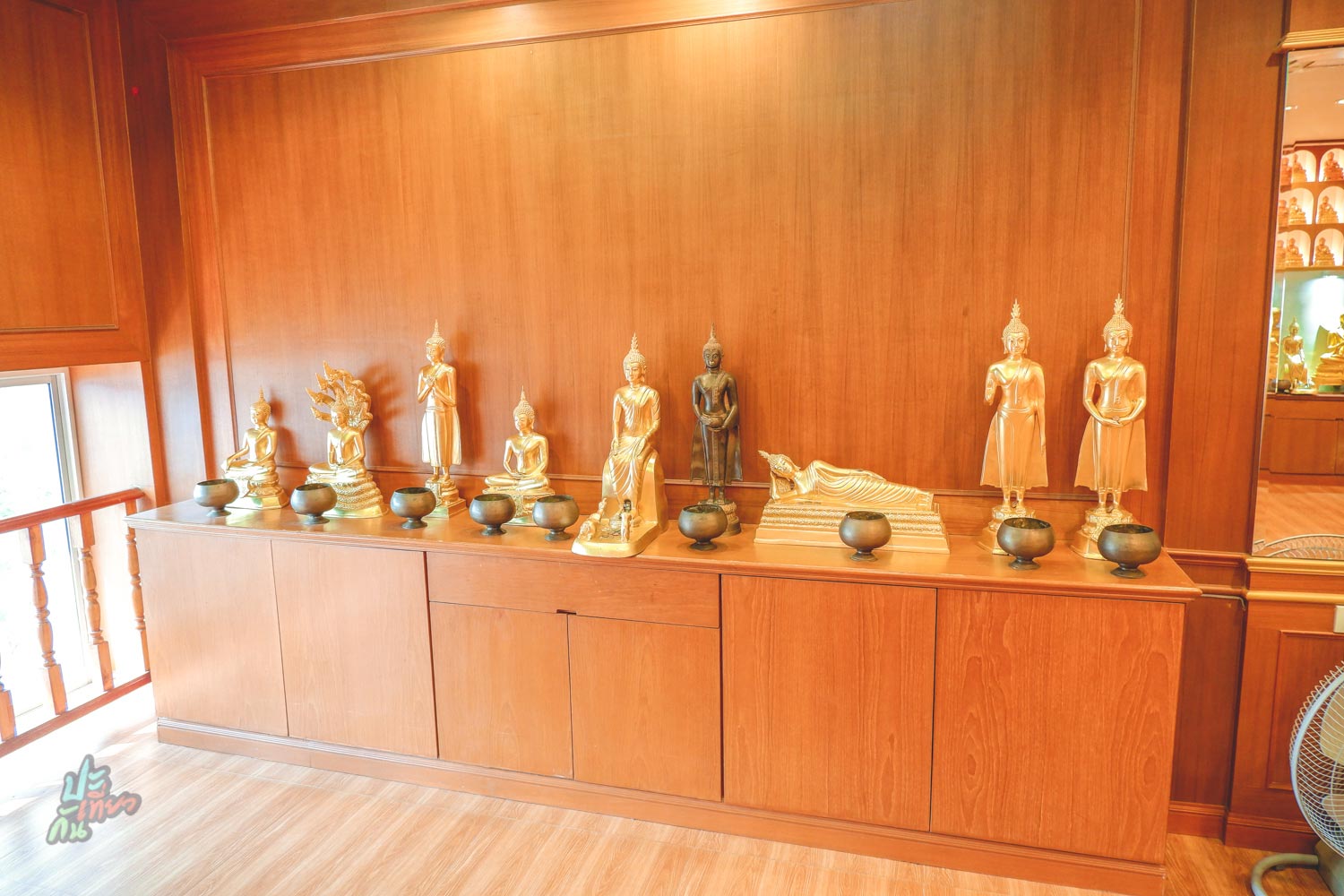ภายในวิหารพระคุ้มพันองค์