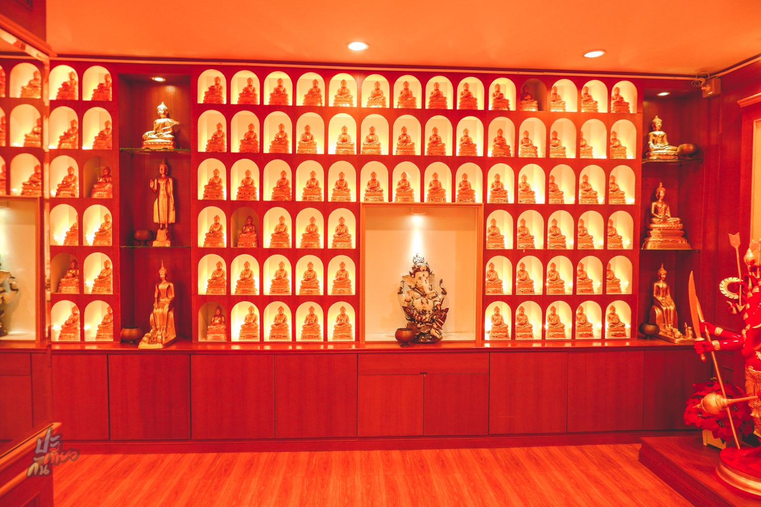 ภายในวิหารพระคุ้มพันองค์