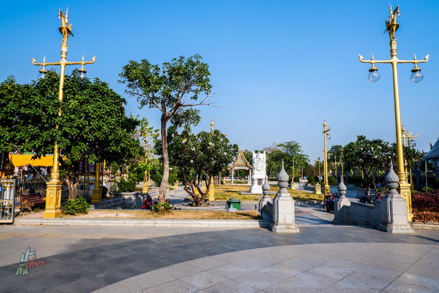 ลานด้านหน้า