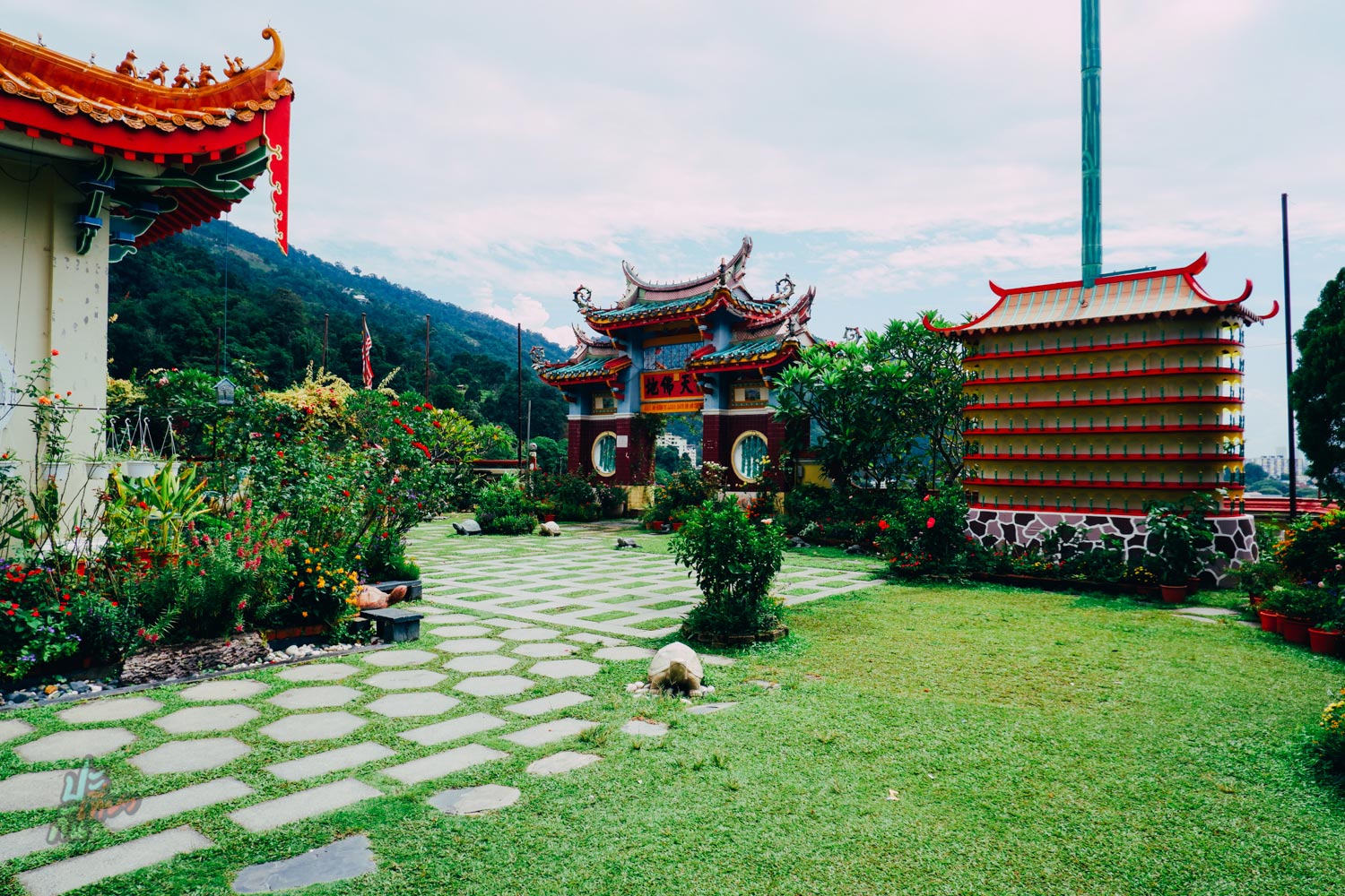 สวนบริเวณด้านหน้าของเจดีย์