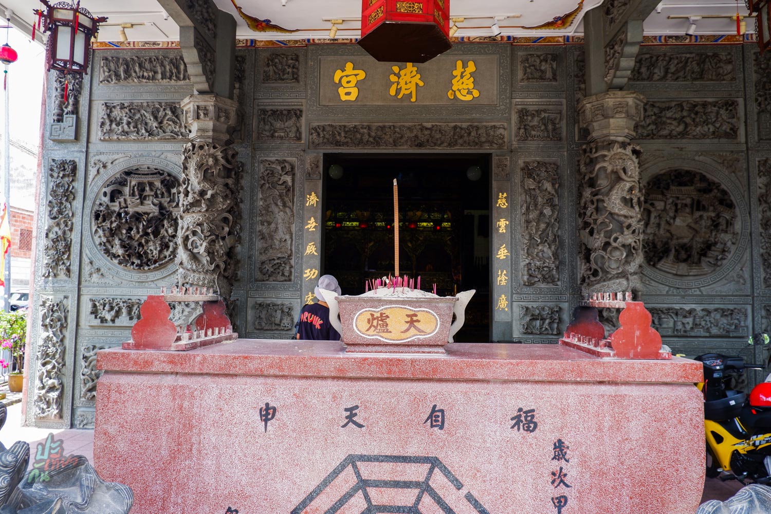 สถานที่จุดธูปภายนอก