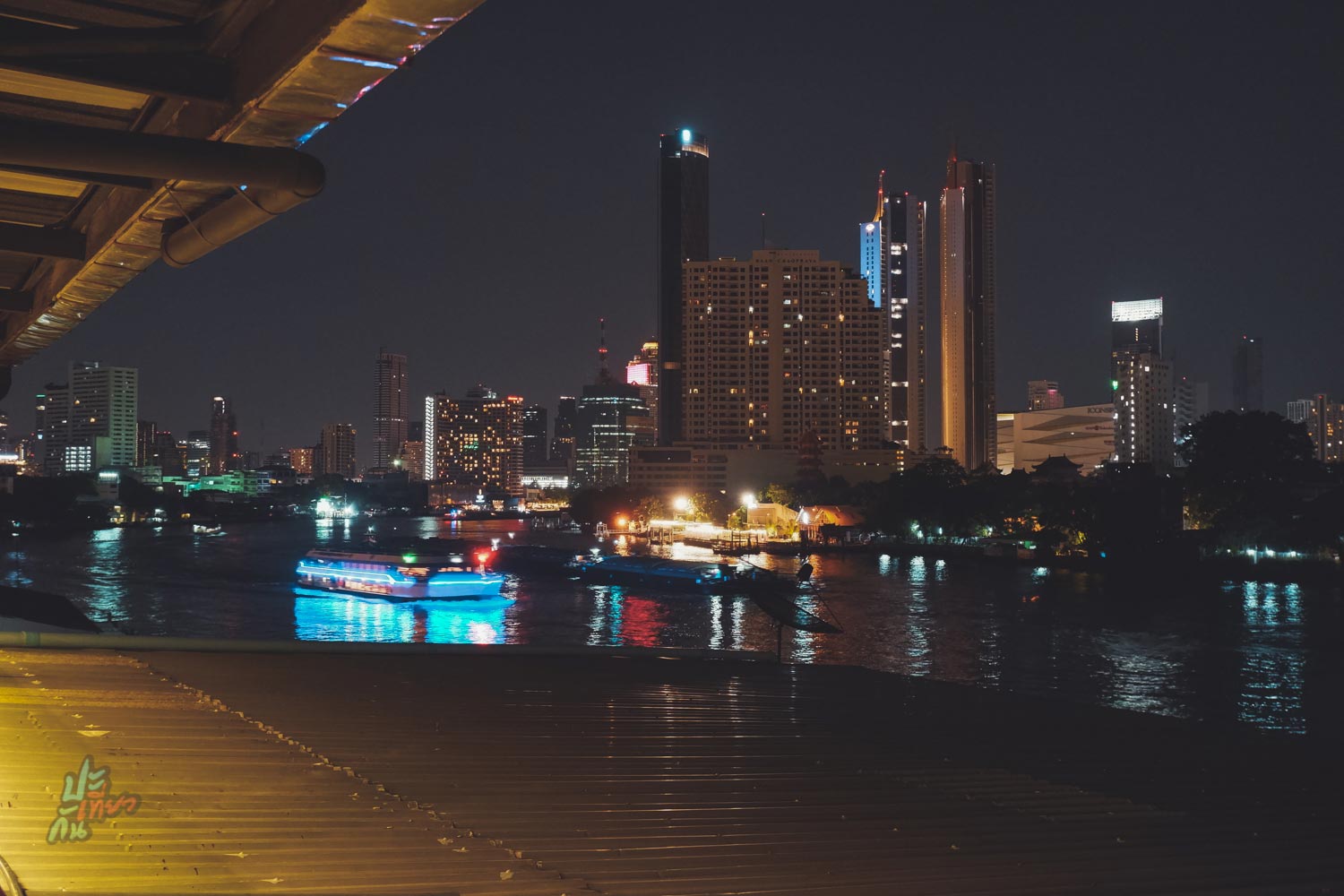 วิวแม่น้ำเจ้าพระยา ยามค่ำคืน