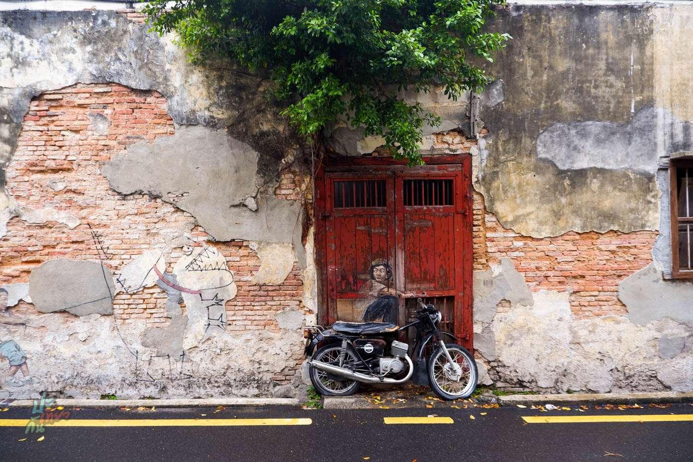 Street Art เด็กขี่มอเตอร์ไซค์