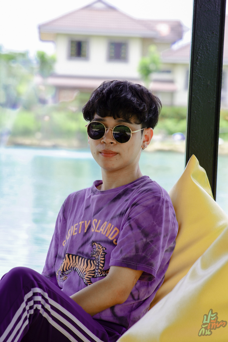 ถ่ายกับเบาะสีเหลืองในซุ้ม Lemon Tree Cafe