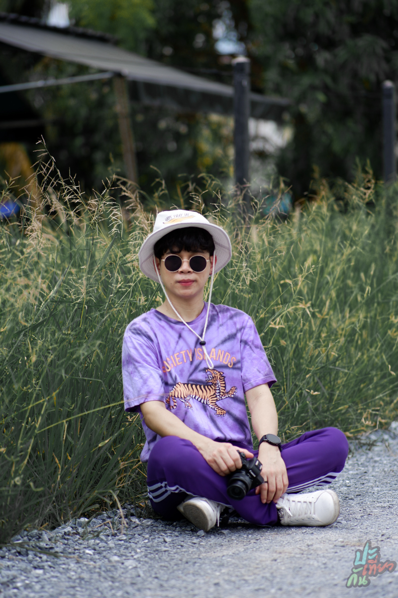 ถ่ายกับกอหญ้าข้างร้าน Lemon Tea Cafe